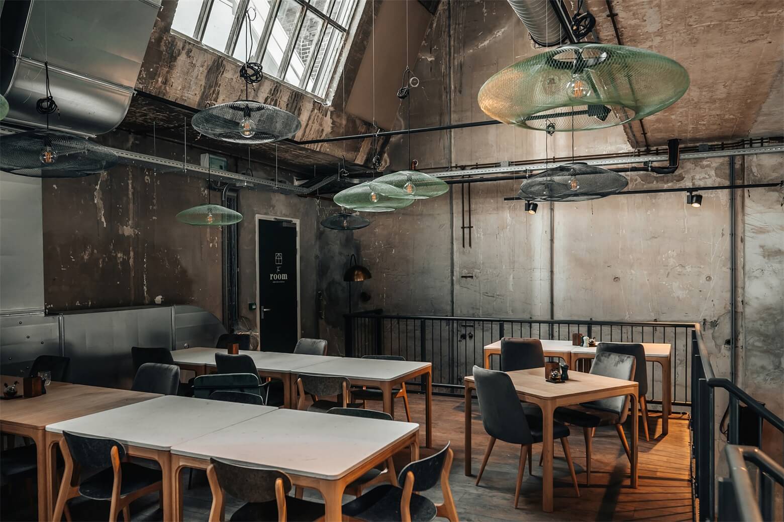 Thiết kế quán cafe bằng việc tận dụng các vật liệu tái chế tạo ra không gian đầy hoài niệm