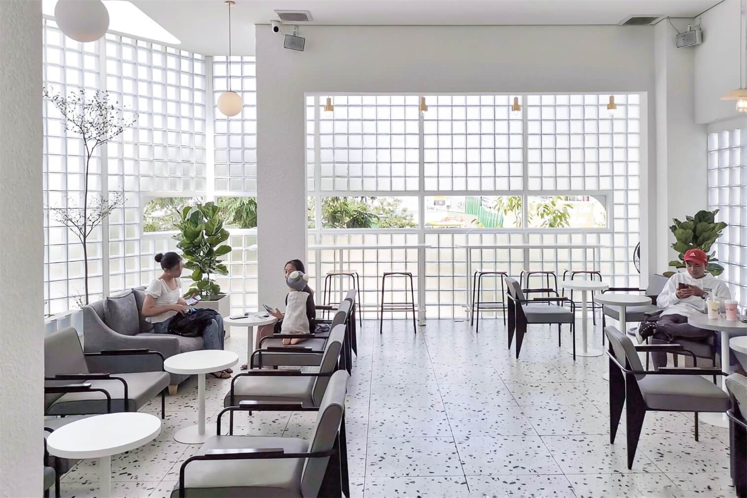 Quán cafe hiện đại tối giản với tone màu trắng - xám chủ đạo