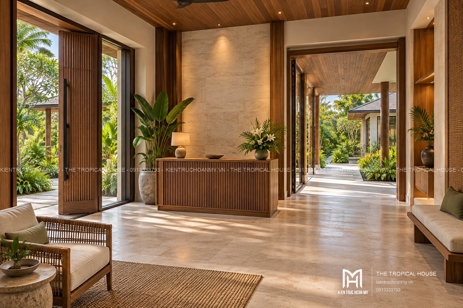 Sảnh vào villa với quầy gỗ và cửa mở ra sân